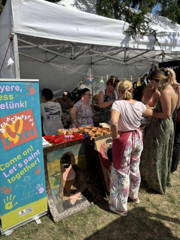 vásárlók a standon